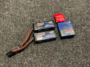 2x traxxas power cell lipo 2200mah 7.4v 2s 25c id 1:16 models trx2820x en traxxas 4amp lader (in een nette staat)!