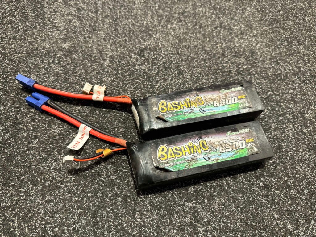 2x gens ace bashing series 6500mah 11.1v 3s1p 60c 120c lipo batterij met xt90 stekker (gebruikt maar de spanning is in orde)!