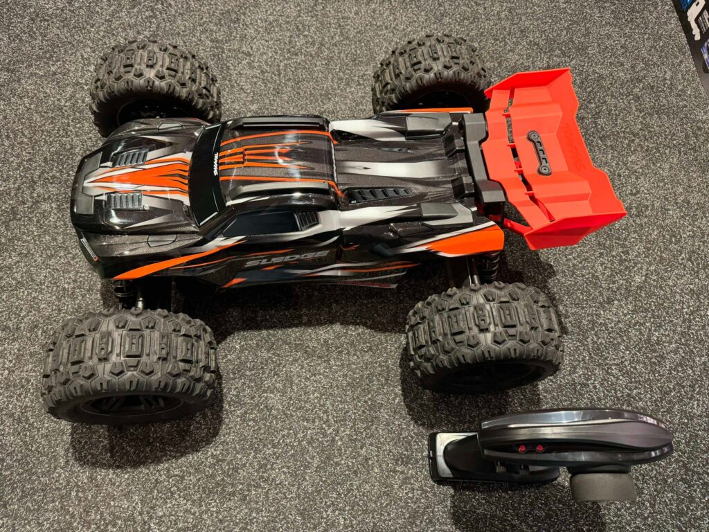 traxxas sledge belted 1/8 4wd brushless monster truck rtr tsm 2.4ghz (versie 2024) oranje echt als nieuw!