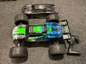 traxxas e revo 2 brushless monster truck rtr tsm 2.4ghz + 2e traxxas body + dusty cover in een nette staat!