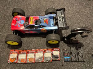 hot bodies d8t brushless truggy rtr met hobbywing max8 regelaar + surpass hobby motor + metalen tandwielen servo