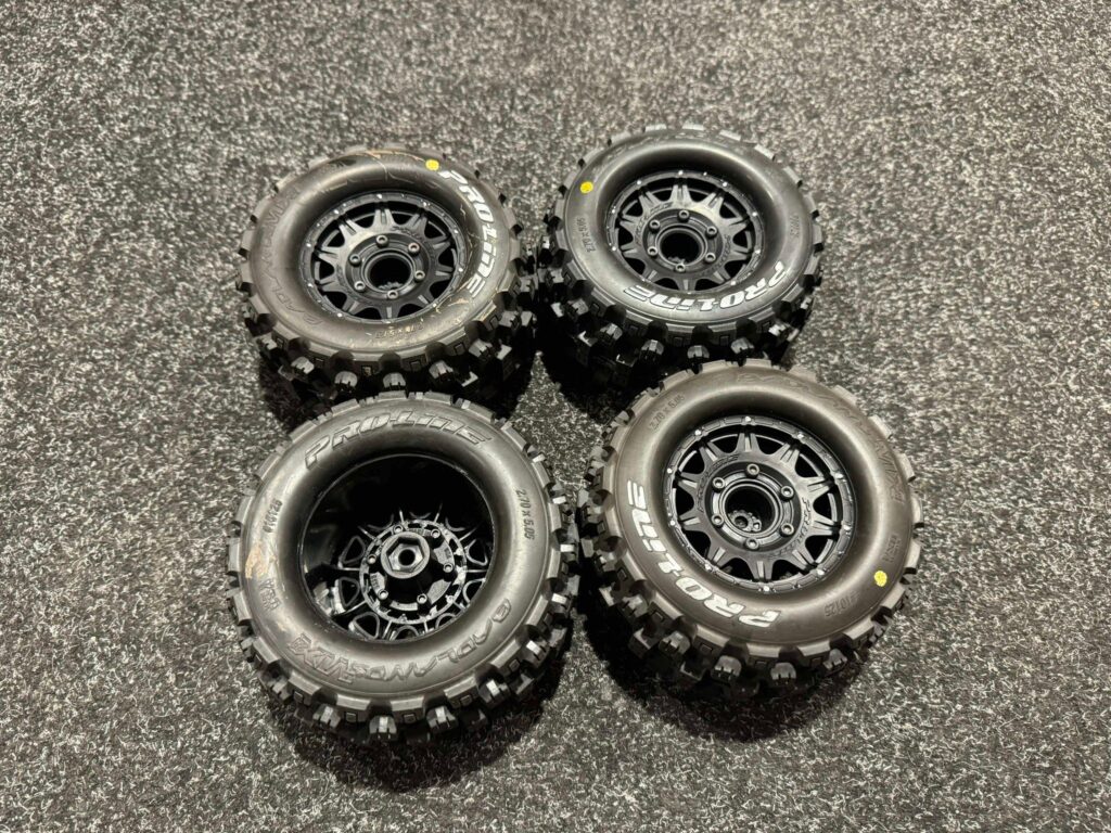 4x proline badlands 2.8" voor 1/10 monster truck met 12mm wielmeenemers (als nieuw)!