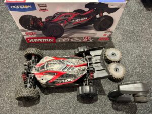 arrma 1/8 typhon 6s blx v5 4wd buggy spektrum firma rtr + aluminium bulkhead achter + dubbele coolingfan + schoepenbanden (gebruikt in een nette staat)!