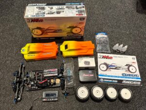 team associated b74.2 team kit compleet met orion esc + hobbywing xerun 6.5t motor + power hd servo + banden + 2e body in een nette staat (nieuwwaarde €1000+)!