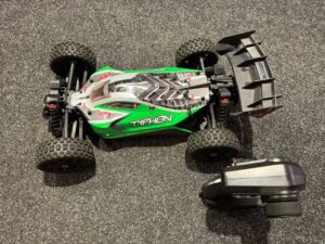 arrma typhon 4x4 brushless (hobbywing motor en regelaar) buggy rtr in de kleur groen!