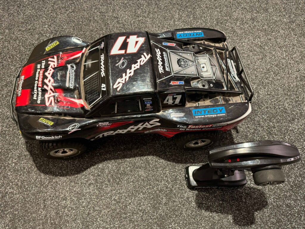 traxxas slash 4x4 bl2 s brushless 1/10 short course truck + aluminium dempers + dusty cover + 2x traxxas 3000mah 8.4v batterijen in een nette staat!