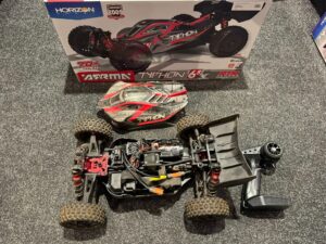 arrma 1/8 typhon 6s blx v4 4wd buggy rtr + aluminium bulkhead achter + dubbele coolingfan + schoepenbanden (gebruikt in een nette staat)!