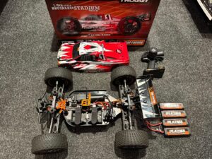 hpi trophy truggy 1/8 flux brushless 4wd rtr 2.4ghz + 4x hpi plazma 7.4v 3200mah lipo accu in een top staat!