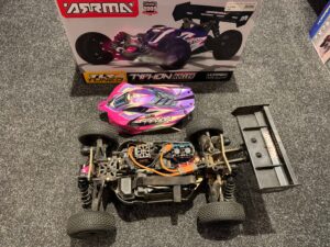 arrma tlr tuned typhon 1/8 race buggy 4wd roller pink/purple + spektrum 150a regelaar en motor + spektrum metalen servo + coolingfan (zonder zender)!