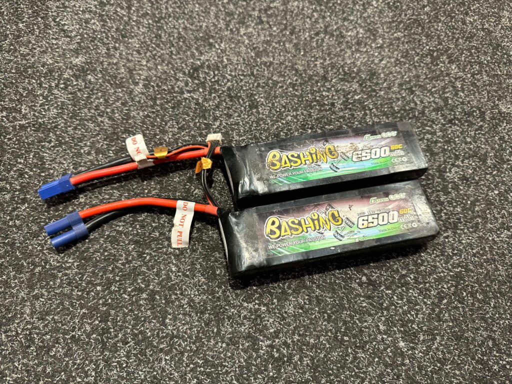 2x gens ace bashing series 6500mah 11.1v 3s1p 60c 120c lipo batterij met xt90 stekker (gebruikt maar de spanning is in orde)!