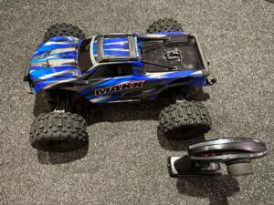 traxxas wide maxx v2 1/10 4s brushless monster truck tsm rtr in de kleur blauw met traxxas stalen assenset in een nette staat