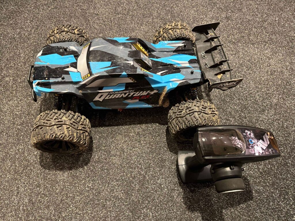 maverick rc quantum+ xt flux 3s 1/10 4wd stadium truck blauw in een nette staat!