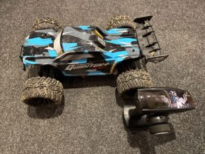 maverick rc quantum+ xt flux 3s 1/10 4wd stadium truck blauw in een nette staat!