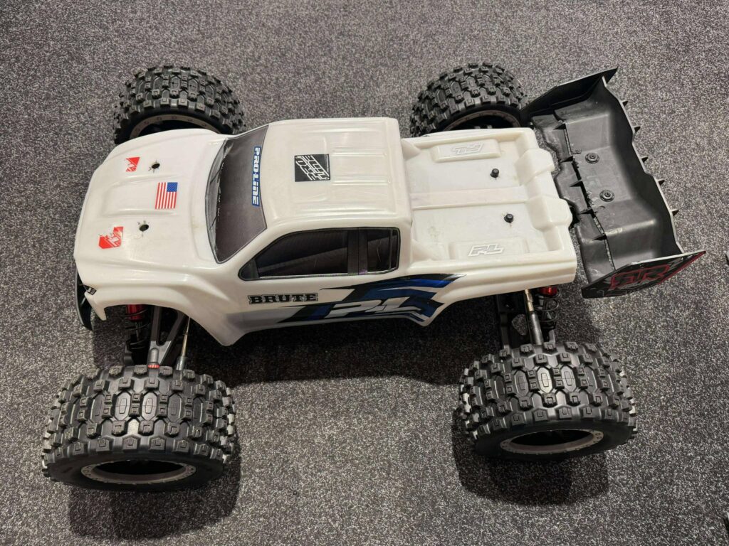 arrma 1/5 kraton 4wd extreme bash roller stunt truck + castle creations xlx 2 met 800kv motor + savox jumbo servo + spektrum sr315 ontvanger + m2c chassis en onderdelen