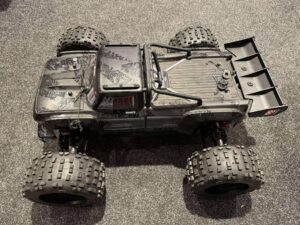 arrma 1/5 outcast 4wd extreme bash roller stunt truck + castle creations xlx 2 met 800kv motor + power hd 65kg servo + spektrum sr315 ontvanger!