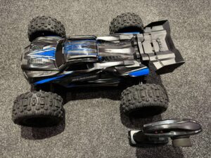 traxxas sledge 1/8 4wd brushless monster truck rtr tsm 2.4ghz in de kleur blauw in een nette staat met 1 jaar garantie!