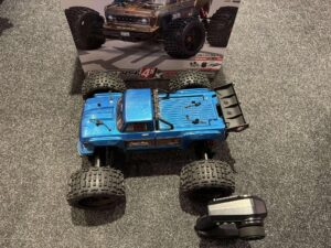 arrma 1/10 outcast 4x4 4s blx stunt truck rtr in de kleur blauw (gebruikt)!