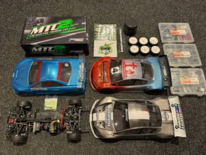 mugen mtc2 1/10 electric touring car + hobbywing sensored justock motor en regelaar + power hd d12 low profile hv servo + 3x body + extra onderdelen!