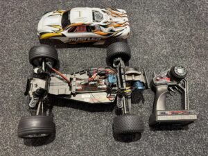 traxxas rustler 2wd brushless met 27mhz zender (opknapper / geen garantie / leuk voor de hobbyist)!