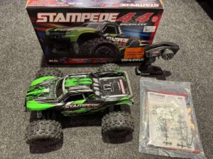 traxxas stampede 4x4 bl2 s brushless 1/10 monster truck groen + upgrade hobbywing max 10 set op 3s + savox 1256tg metalen tandwielen servo in een top staat!