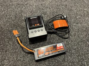 spektrum s155 g2 1x55w ac smart charger international + spektrum 5000mah 7.4v 50c lipo batterij (gebruikt maar in orde)!