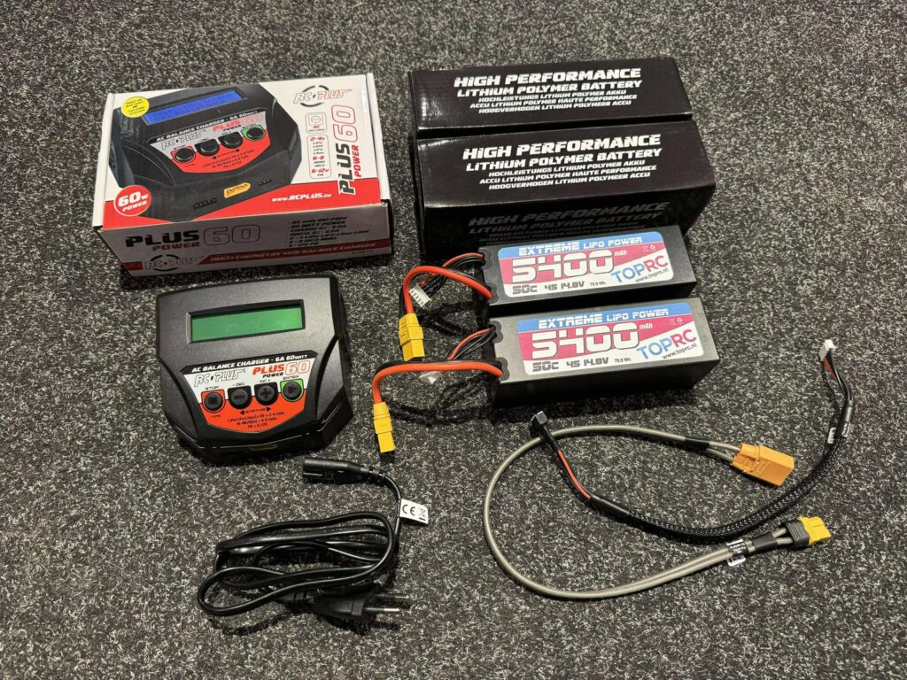 2x trc car lipo 50c 14,8 volt 5400mah met xt90 stekker + rc plus power 60 lader + lipo laadkabels / balancer echt als nieuw!