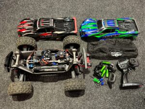 traxxas wide maxx v2 1/10 4s brushless monster truck tsm rtr + hobbywing max6 regelaar + traxxas voor/achter/stuur aluminium blokken + dusty cover + 2e traxxas body + upgrade servo + aluminium stuur inrichting etc!