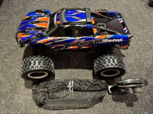 traxxas x maxx 8s brushless monster truck rtr + hobbywing max5 met 1100kv motor + proline badlands banden + dusty cover + wfo houder + riemaandrijving + dubbele coolingfan auto is echt als nieuw!