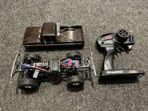 traxxas trx 4m chassis met bruine body en zender helemaal nieuw!