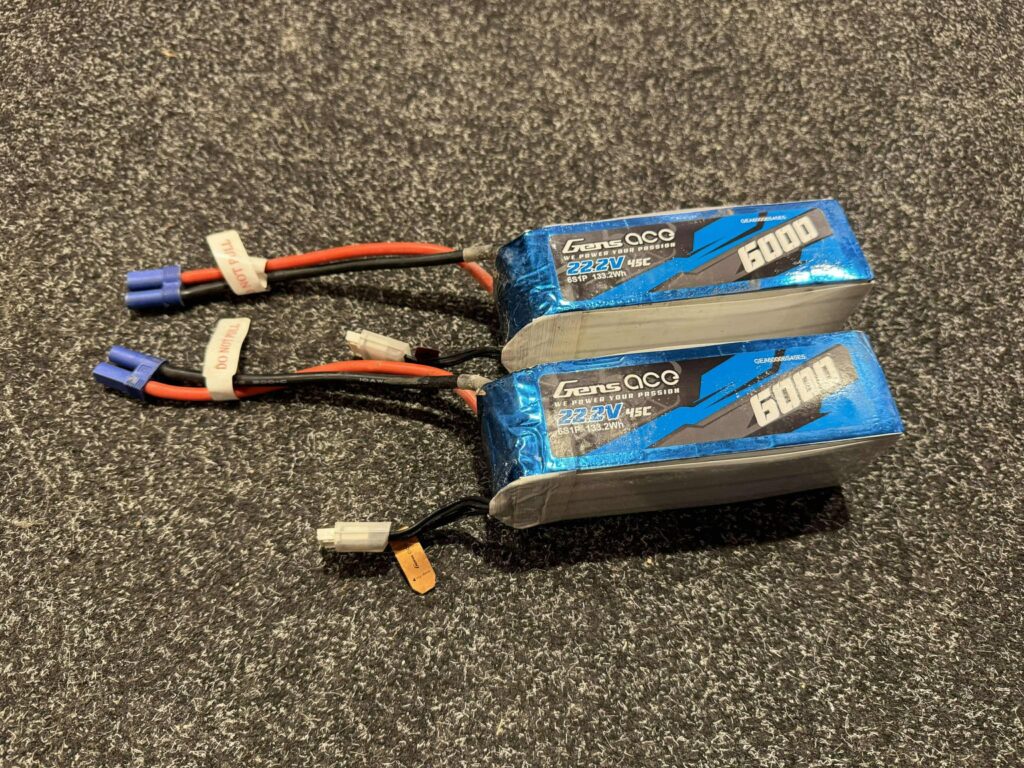 2x gens ace 6000mah 22.2v 45c 90c 6s1p lipo batterij met ec5 stekker (gebruikt maar in orde)!