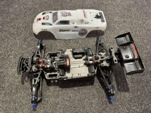 traxxas e revo compleet chassis met onbreekbare body in een nette staat!