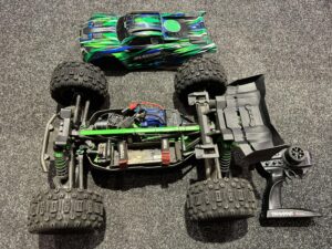 traxxas sledge belted 1/8 4wd brushless monster truck rtr tsm 2.4ghz (versie 2024) in de kleur groen!