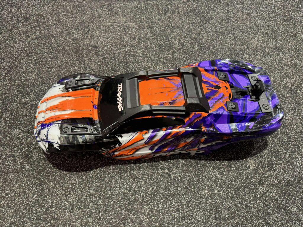 traxxas e revo 2.0 body in de kleur oranje in een nieuwstaat!