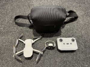 dji mini 2 met dji zender en dji tas (crash schade / geen garantie / leuk voor de hobbyist)!