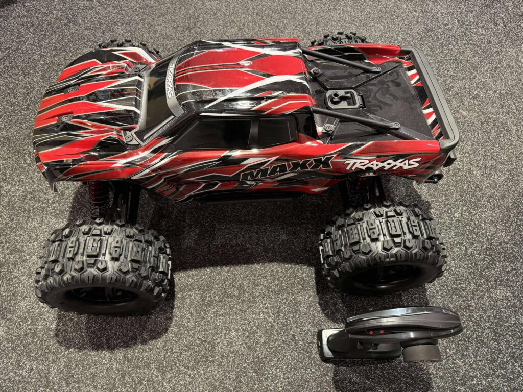 traxxas x maxx 8s belted brushless monster truck rtr rood (versie 2024/2025) helemaal nieuw (showroom model)!