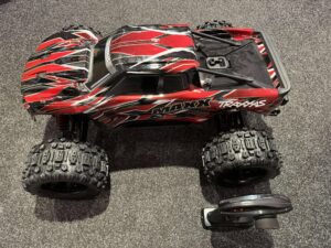 traxxas x maxx 8s belted brushless monster truck rtr rood (versie 2024/2025) helemaal nieuw (showroom model)!