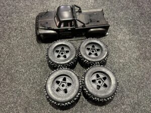 arrma notorious 6s body en 4x arrma dboots back flip banden helemaal nieuw!