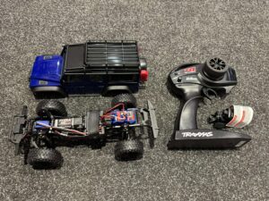 traxxas trx 4m chassis met blauwe body en zender en lader helemaal nieuw!