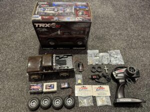 traxxas trx 4m ford f 150 high trail edition + 2e traxxa accu + traxxas led set + 2e banden set + gpm tuning onderdelen in verpakking + gpm tuning onderdelen op de auto + injora tuning motor!