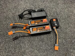 2x spektrum 5000mah 3s 100c lipo batterijen met spektrum s150 lader als nieuw!