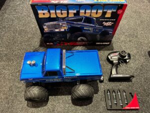 traxxas bigfoot 2wd bl 2s hd brushless electro monster truck rtr + traxxas 5800mah 2s lipo + traxxas big bore shocks trx5862 + traxxas wheelybar + traxxas aluminium wheelybar wieltjes (nieuw)!