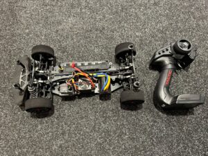 onroad 1/10 chassis zonder body met banden + brushless motor en regelaar + servo + zender set (niet compleet / gebruikt)!