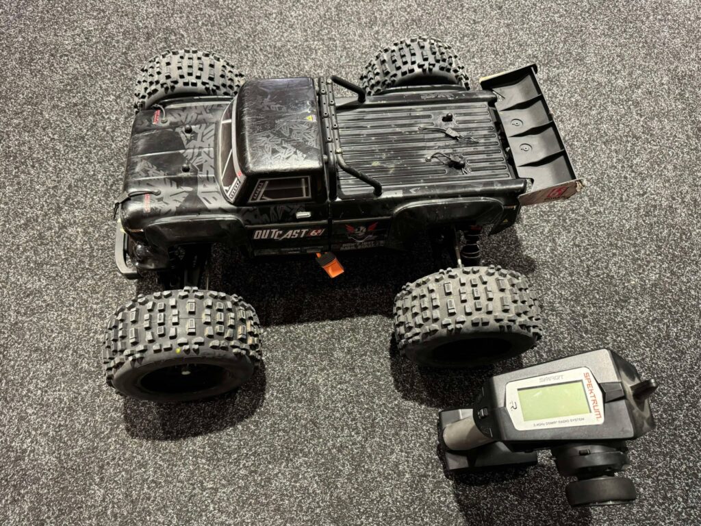 arrma outcast 1/8 exb brushless monster truck rtr + spektrum dx5c zender in een nette staat!