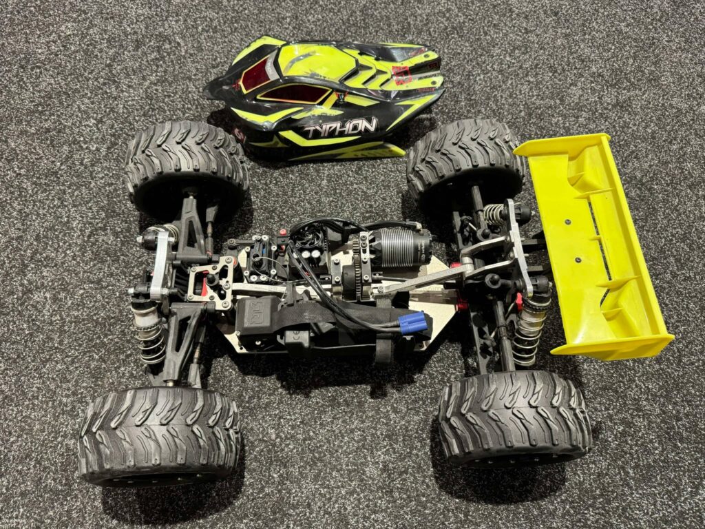 arrma typhon 6s hobbywing xr8 pro met 2200kv sensored motor + m2c tuning onderdelen + spektrum ontvanger + metalen tandwielen servo (zonder zender)!