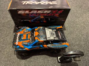 traxxas slash 4×4 ultimate brushless shourt course truck rtr tsm 2.4ghz (clipless body versie 2024) in de kleur oranje in een nette staat!