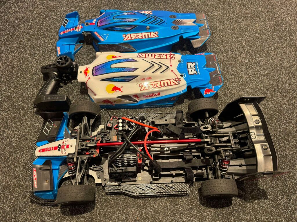 arrma limitless 1/7 speed basher 4wd roller + hobbywing max5 regelaar + hobbywing 1100kv motor + carbon onderdelen + spektrum zender en ontvanger en 2e body set in een nette staat!