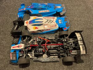 arrma limitless 1/7 speed basher 4wd roller + hobbywing max5 regelaar + hobbywing 1100kv motor + carbon onderdelen + spektrum zender en ontvanger en 2e body set in een nette staat!