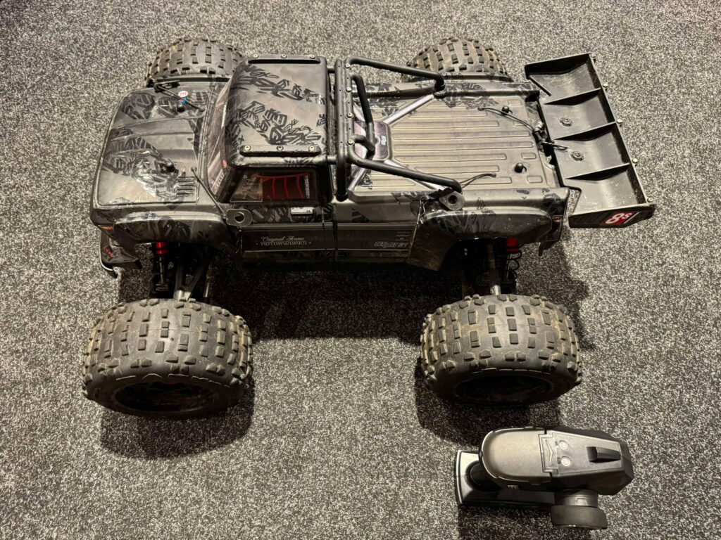 arrma 1/5 outcast 4wd extreme bash roller stunt truck + hobbywing max5 regelaar + hobbywing 800kv motor + power hd 65kg servo + absima zender set!