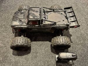 arrma 1/5 outcast 4wd extreme bash roller stunt truck + hobbywing max5 regelaar + hobbywing 800kv motor + power hd 65kg servo + absima zender set!