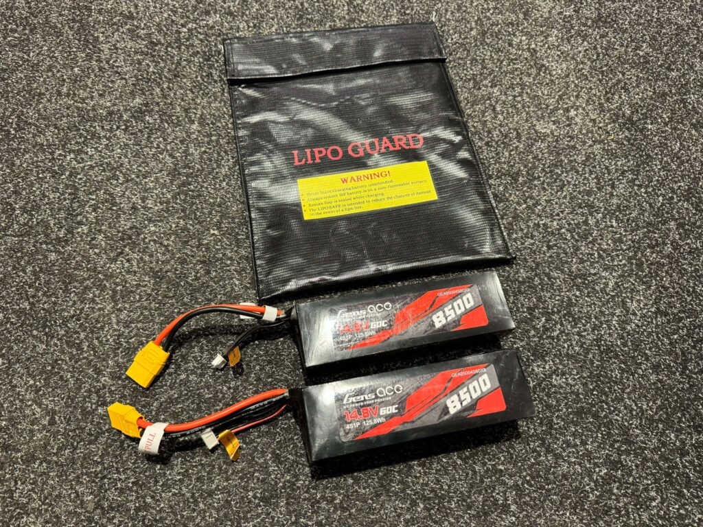 2x gens ace 8500mah 14.8v 60c 120c 4s1p pvc hardcase lipo met xt90 stekker ideaal voor traxxas x maxx 8s en traxxas xrt 8s (gebruikt maar in orde) met lipo zak!